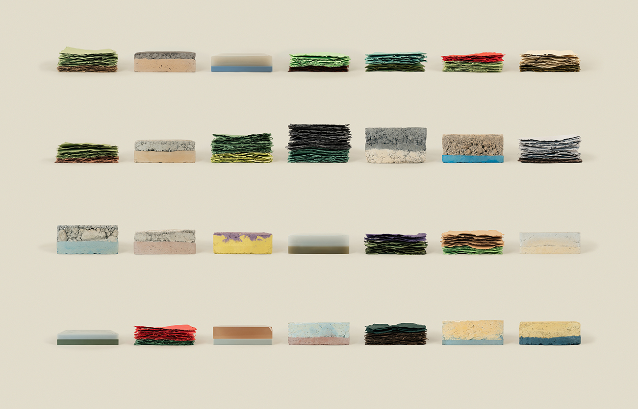 Seitenansicht von Objekten aus Papier, Beton und Gießharz